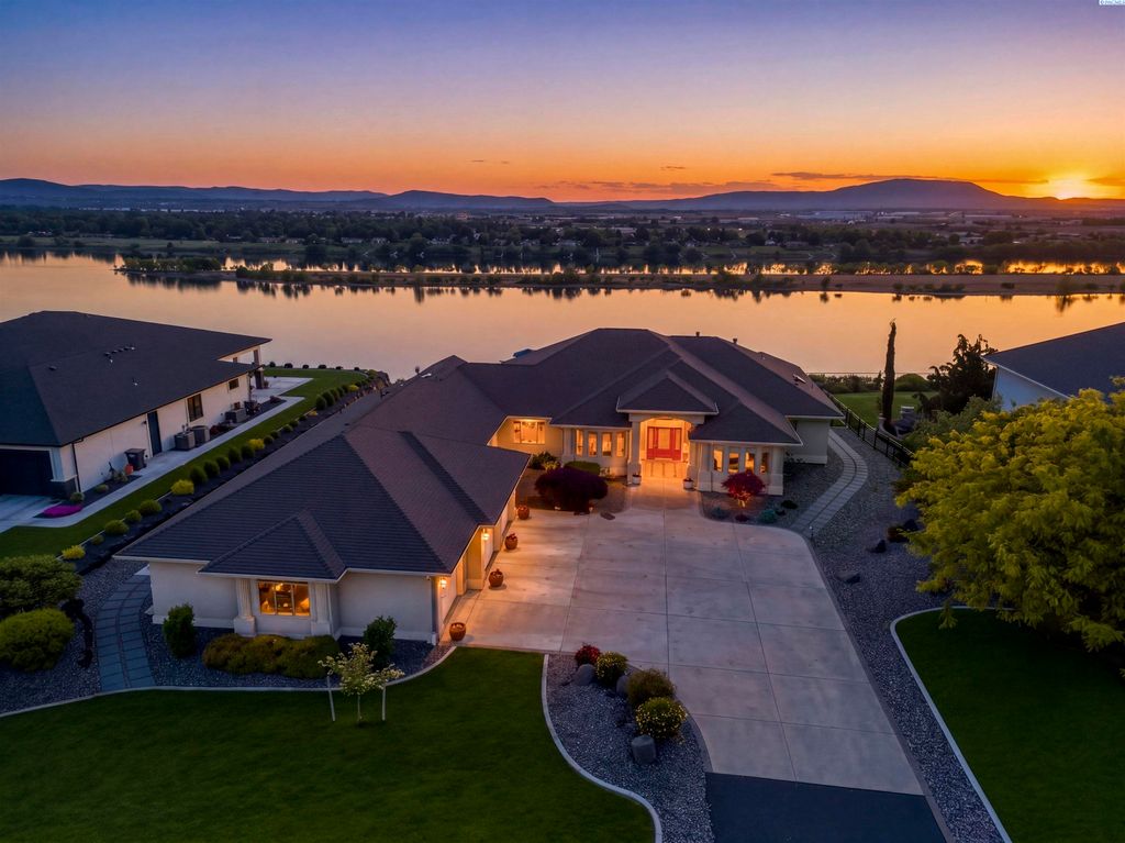 Photo of 170 Alta Lane, Pasco, WA 99301 (MLS # 292443)