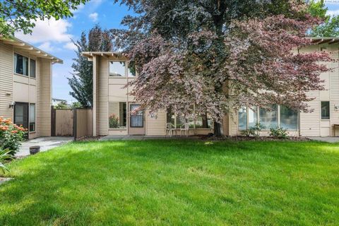 Photo of 1621 Mowry Square #201 SQ, Richland, WA 99354 (MLS # 293465)