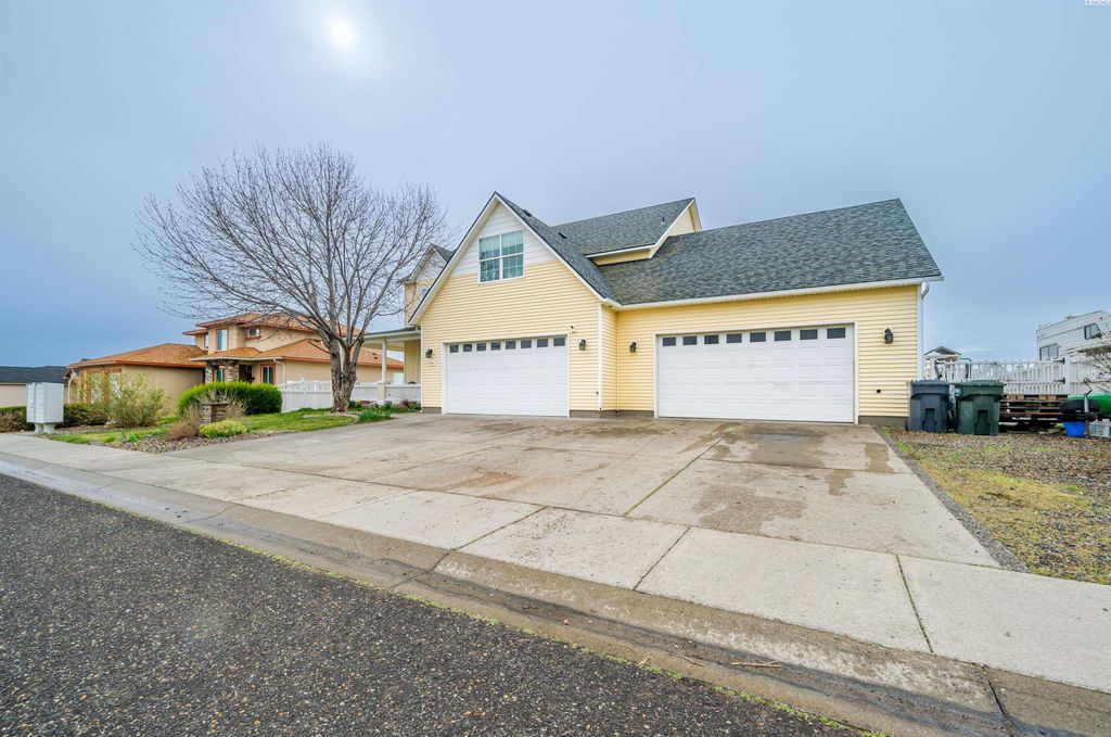 Photo of 6112 Woodbine Drive, Pasco, WA 99301 (MLS # 291165)