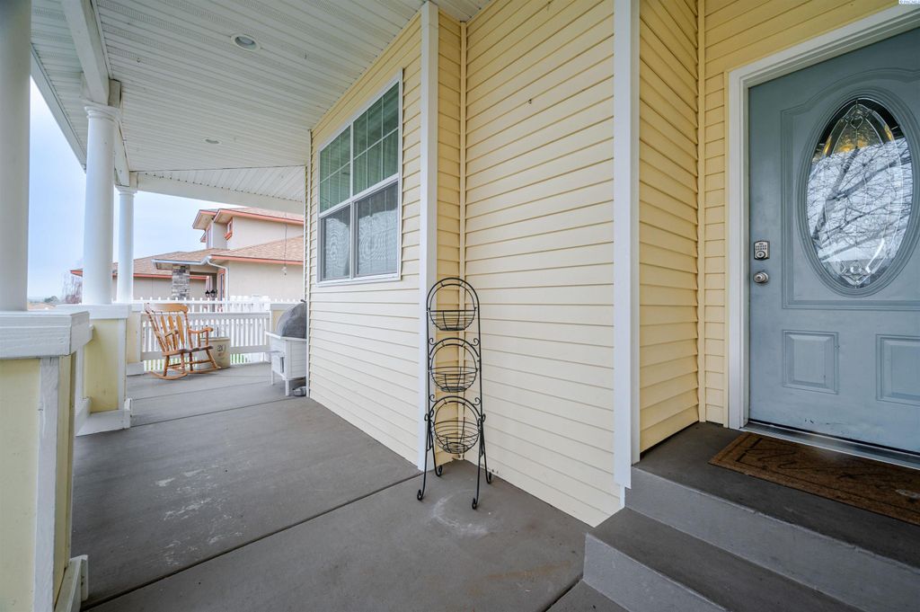 Photo of 6112 Woodbine Drive, Pasco, WA 99301 (MLS # 291165)