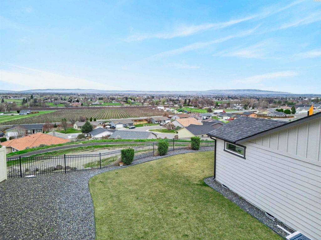 Photo of 1409 SW Kelandren Dr, Prosser, WA 99350 (MLS # 292644)