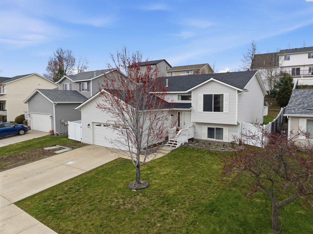 Photo of 1940 NW Ventura Ct, Pullman, WA 99163 (MLS # 291965)