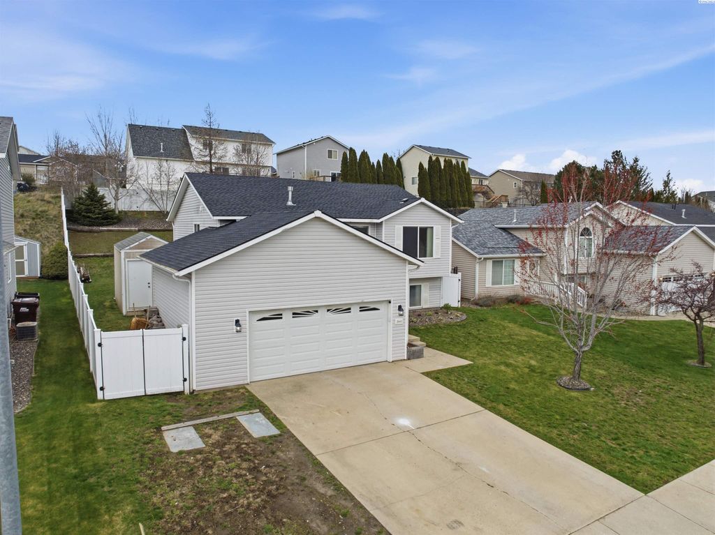 Photo of 1940 NW Ventura Ct, Pullman, WA 99163 (MLS # 291965)