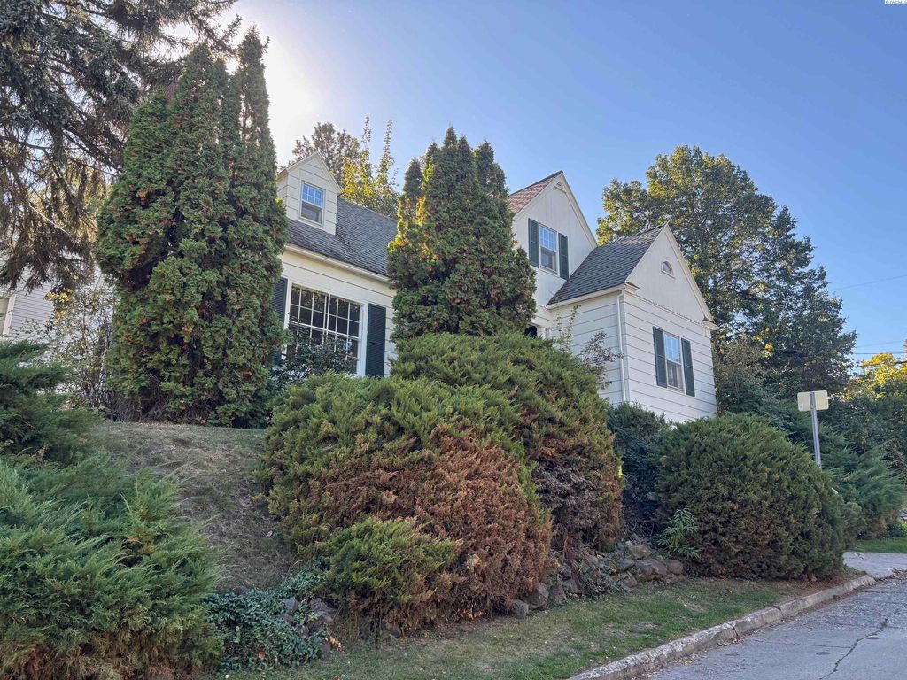 Photo of 635 NE Michigan St, Pullman, WA 99163 (MLS # 288120)