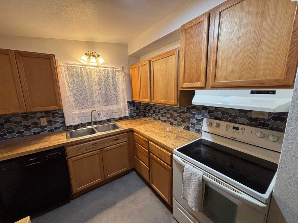 Photo of 345 SW State St, Pullman, WA 99163 (MLS # 287699)