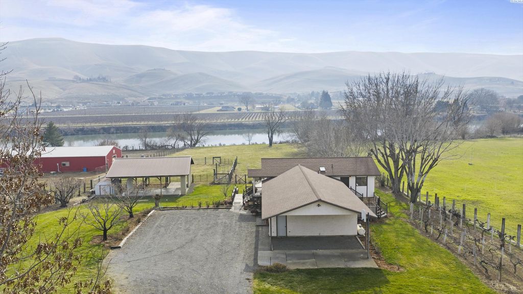 Photo of 144001 W North River Rd, Prosser, WA 99305 (MLS # 290131)