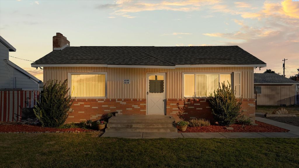Photo of 494 S 38th Ave, West Richland, WA 99353 (MLS # 289282)