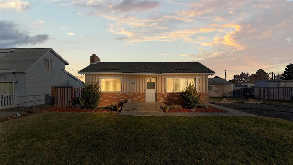 Photo of 494 S 38th Ave, West Richland, WA 99353 (MLS # 289282)