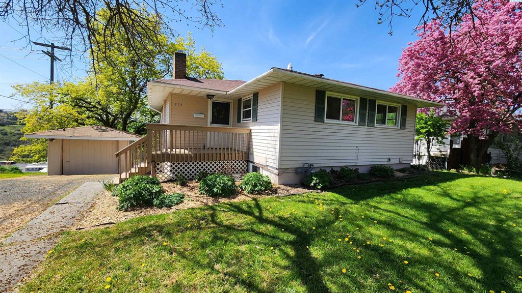 Photo of 805 NW Clifford St, Pullman, WA 99163 (MLS # 291790)