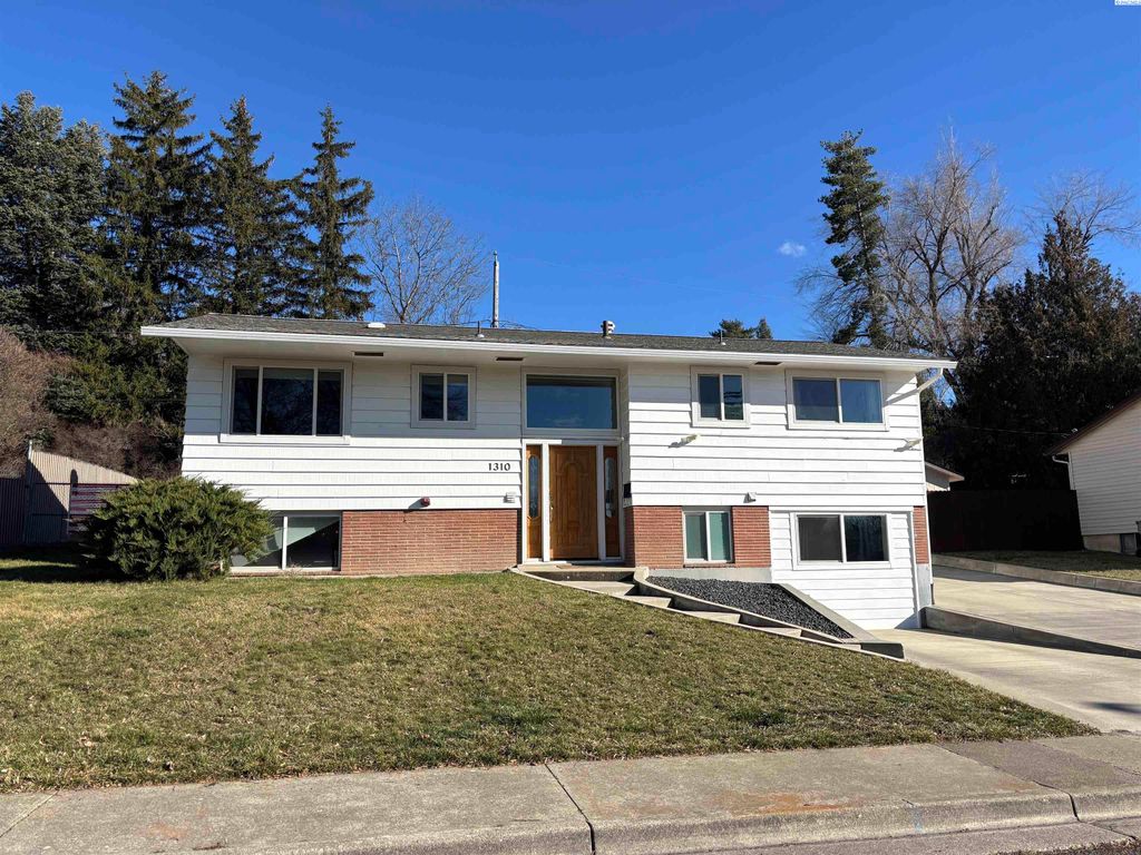 Photo of 1310 NW Douglas Dr, Pullman, WA 99163 (MLS # 290478)