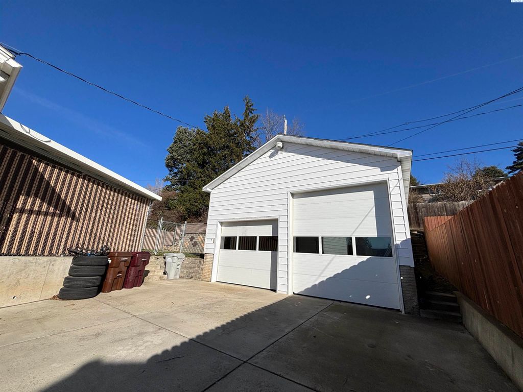 Photo of 1310 NW Douglas Dr, Pullman, WA 99163 (MLS # 290478)