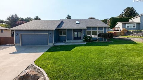 Photo of 225 Rockwood Drive, Richland, WA 99352 (MLS # 287805)