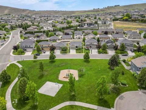 Photo of 1547 Purple Sage St, Richland, WA 99352 (MLS # 292880)