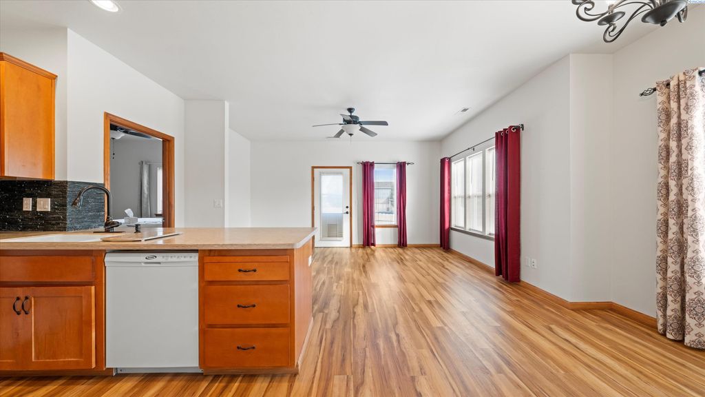 Photo of 511 S Florida St, Kennewick, WA 99336 (MLS # 288441)