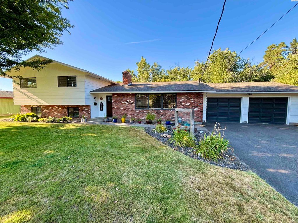 Photo of 715 Liberty Place, Walla Walla, WA 99362 (MLS # 288403)