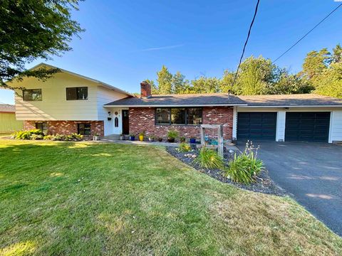 Photo of 715 Liberty Place, Walla Walla, WA 99362 (MLS # 288403)