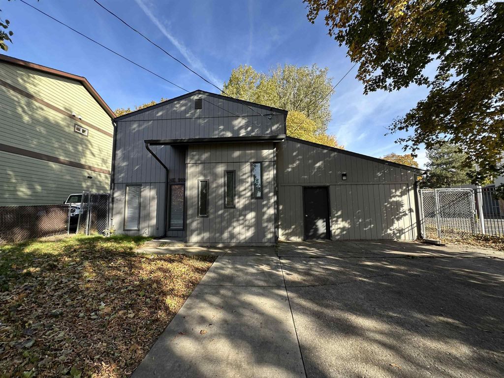 Photo of 900 NE Indiana St, Pullman, WA 99163 (MLS # 288359)