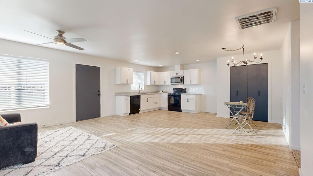 Photo of 2409 Ronan Street, Pasco, WA 99301 (MLS # 289569)