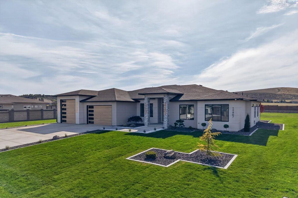 Photo of 12407 Furlong Ln, Kennewick, WA 99338 (MLS # 292692)