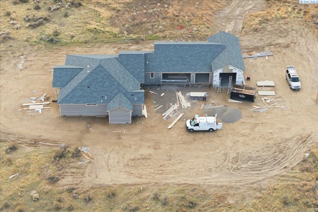 Photo of 29183 Mammoth Dr, Kennewick, WA 99338 (MLS # 289036)