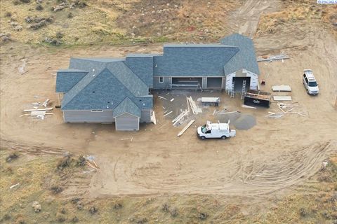 Photo of 29183 Mammoth Dr, Kennewick, WA 99338 (MLS # 289036)