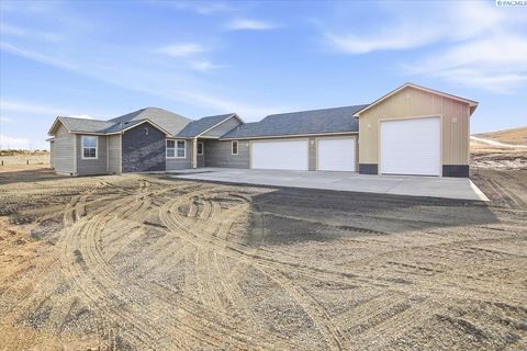 Photo of 29183 Mammoth Dr, Kennewick, WA 99338 (MLS # 289036)