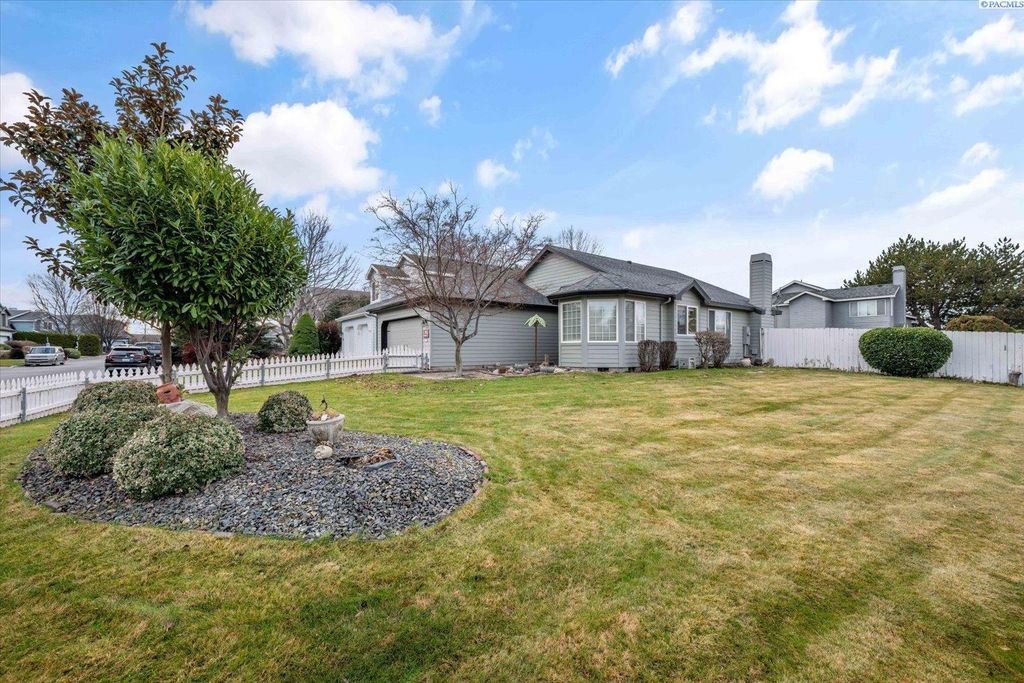 Photo of 305 N Hawaii St, Kennewick, WA 99336 (MLS # 289619)