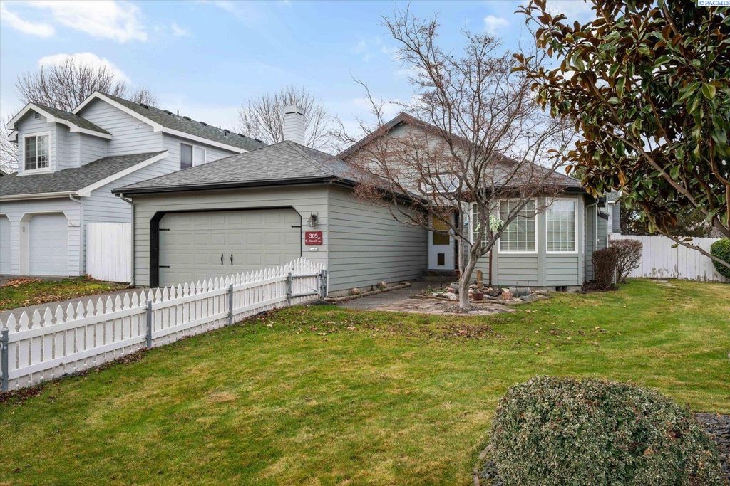 Photo of 305 N Hawaii St, Kennewick, WA 99336 (MLS # 289619)