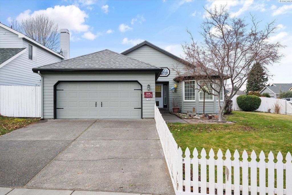 Photo of 305 N Hawaii St, Kennewick, WA 99336 (MLS # 289619)