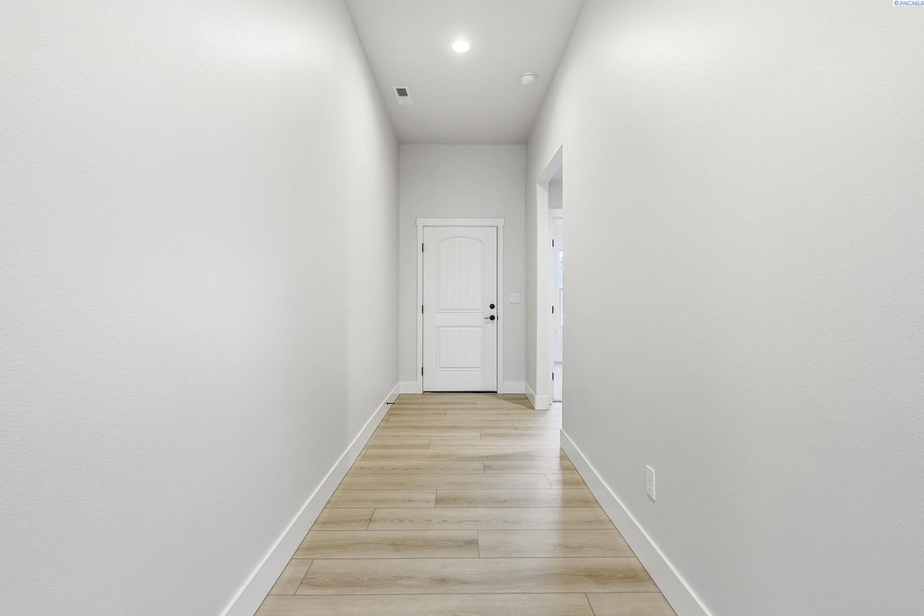 Photo of 6449 W 29th Ct, Kennewick, WA 99338 (MLS # 292201)