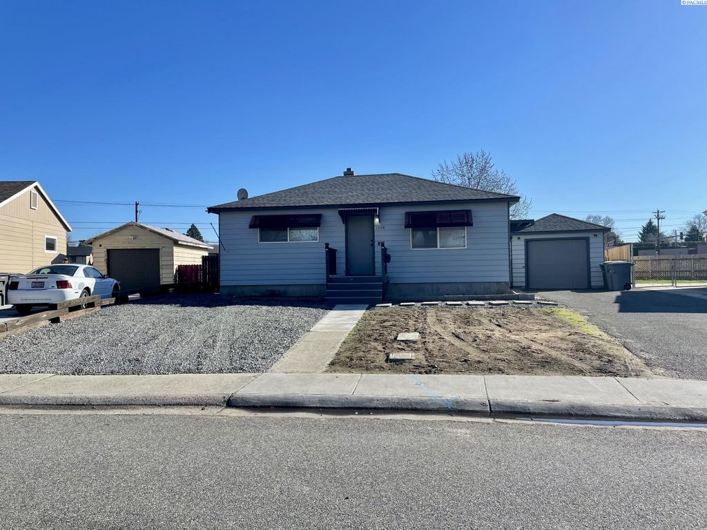 Photo of 1908 Everest Ave, Richland, WA 99354 (MLS # 290992)