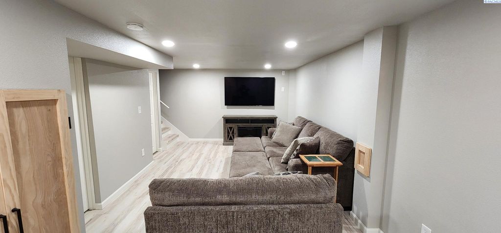 Photo of 1908 Everest Ave, Richland, WA 99354 (MLS # 290992)