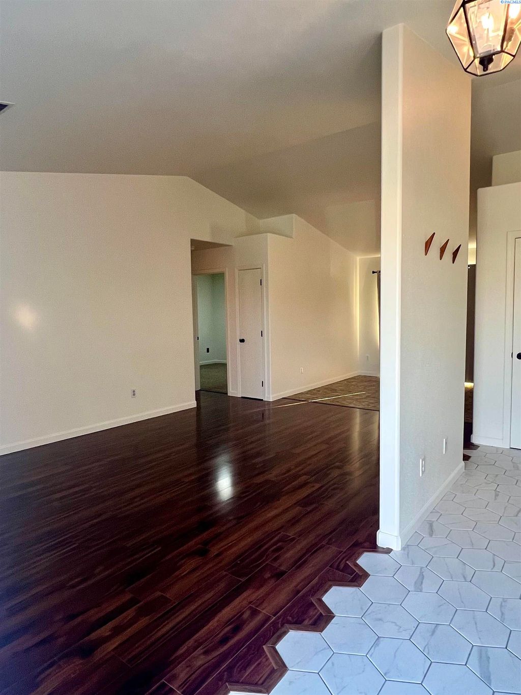 Photo of 4802 Sierra Drive, Pasco, WA 99301 (MLS # 287694)