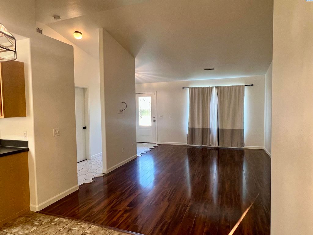 Photo of 4802 Sierra Drive, Pasco, WA 99301 (MLS # 287694)
