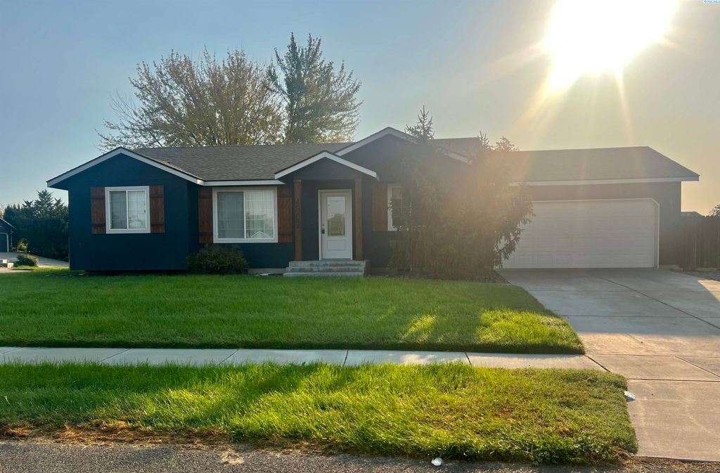 Photo of 4802 Sierra Drive, Pasco, WA 99301 (MLS # 287694)
