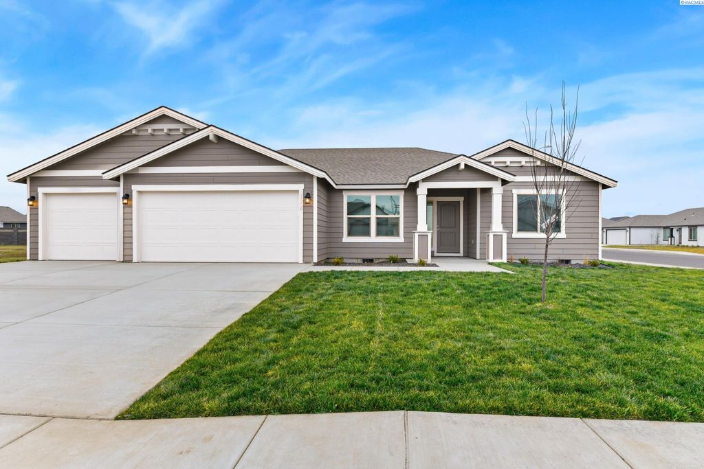 Photo of 1608 Diamond Ave, Grandview, WA 98930 (MLS # 290175)