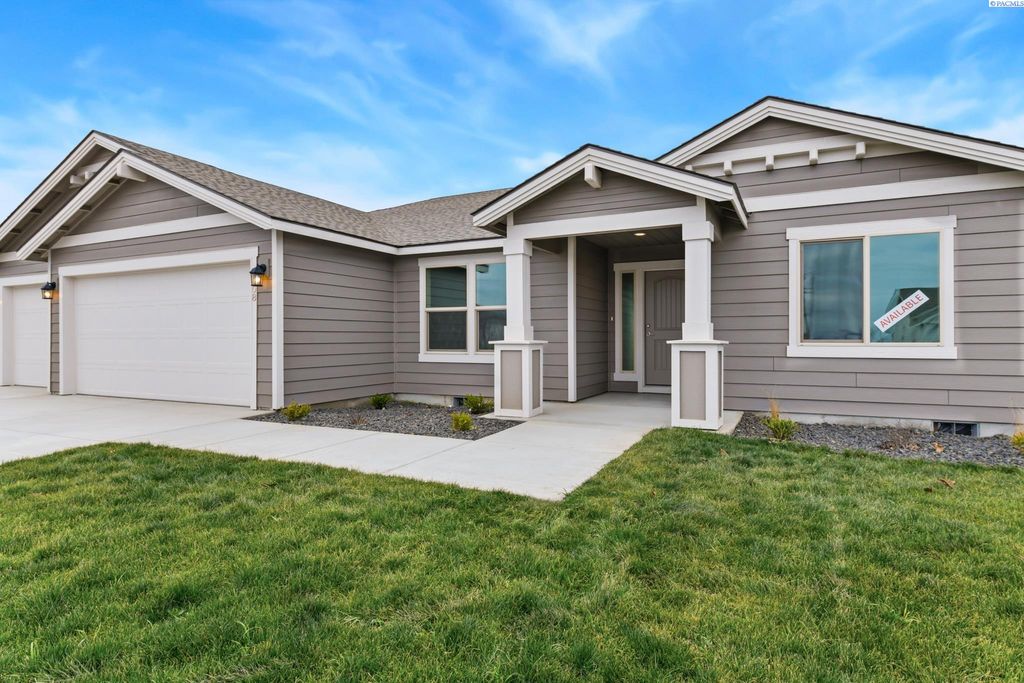 Photo of 1608 Diamond Ave, Grandview, WA 98930 (MLS # 290175)