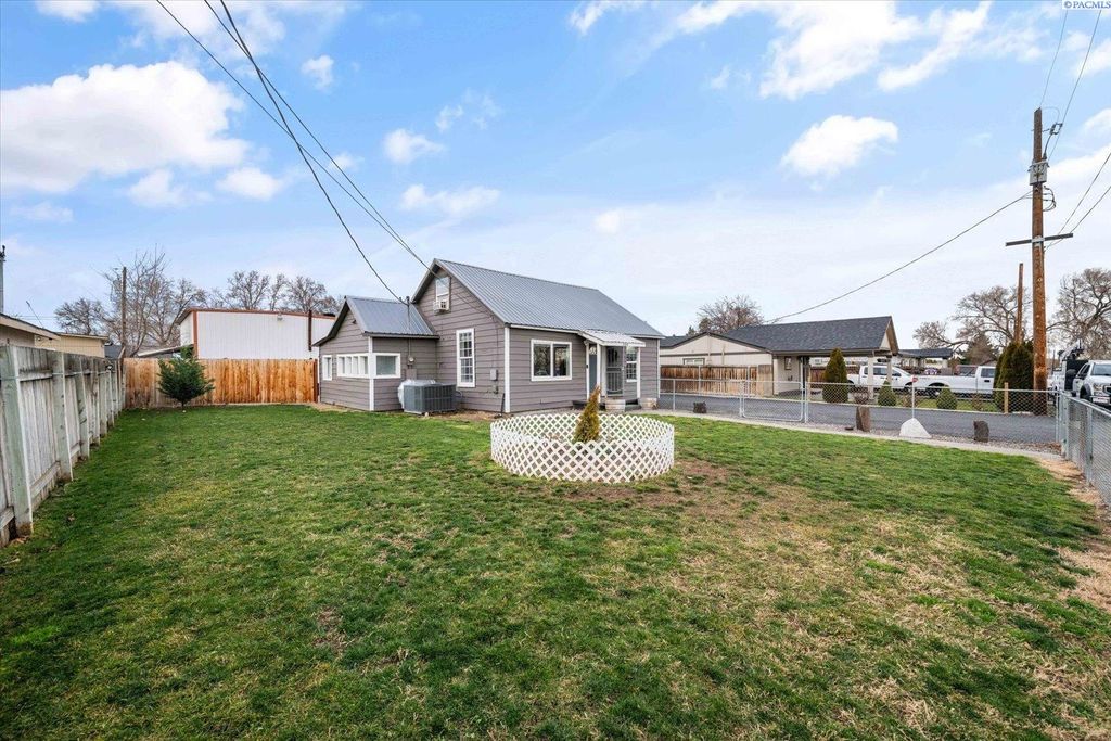 Photo of 406 S Fir St, Kennewick, WA 99336 (MLS # 289746)