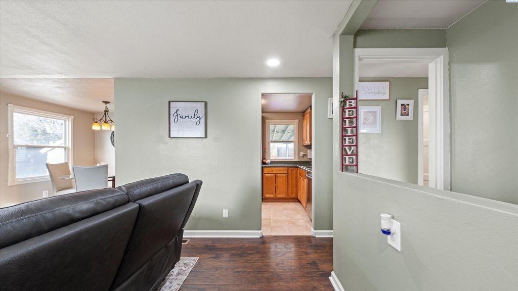 Photo of 805 Crescent Dr, Grandview, WA 98930 (MLS # 289325)