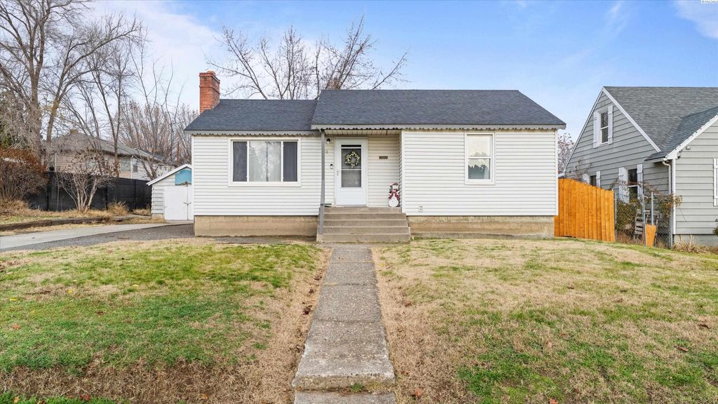 Photo of 805 Crescent Dr, Grandview, WA 98930 (MLS # 289325)