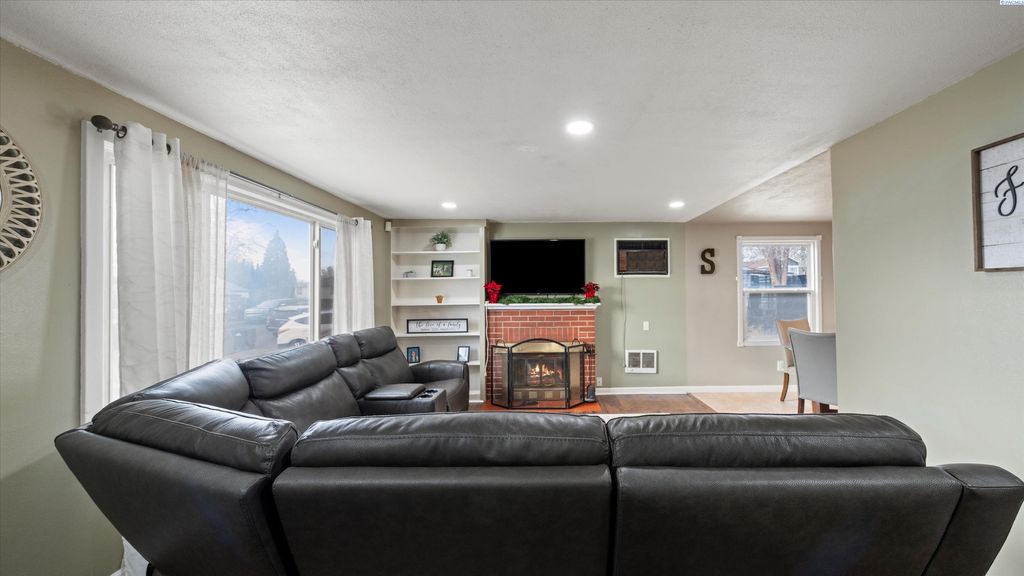 Photo of 805 Crescent Dr, Grandview, WA 98930 (MLS # 289325)