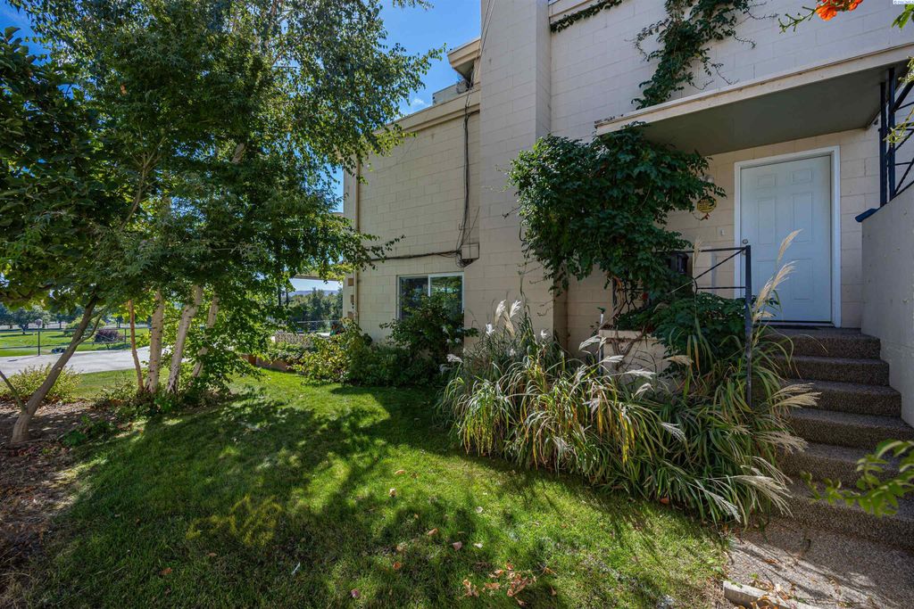 Photo of 218 N Underwood St, Kennewick, WA 99337 (MLS # 291654)