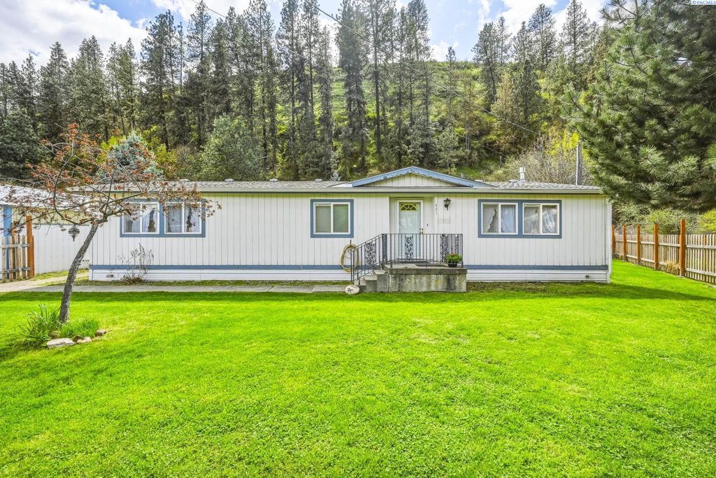 Photo of 421 W A Ave, Colfax, WA 99111 (MLS # 292390)