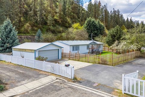 Photo of 421 W A Ave, Colfax, WA 99111 (MLS # 292390)