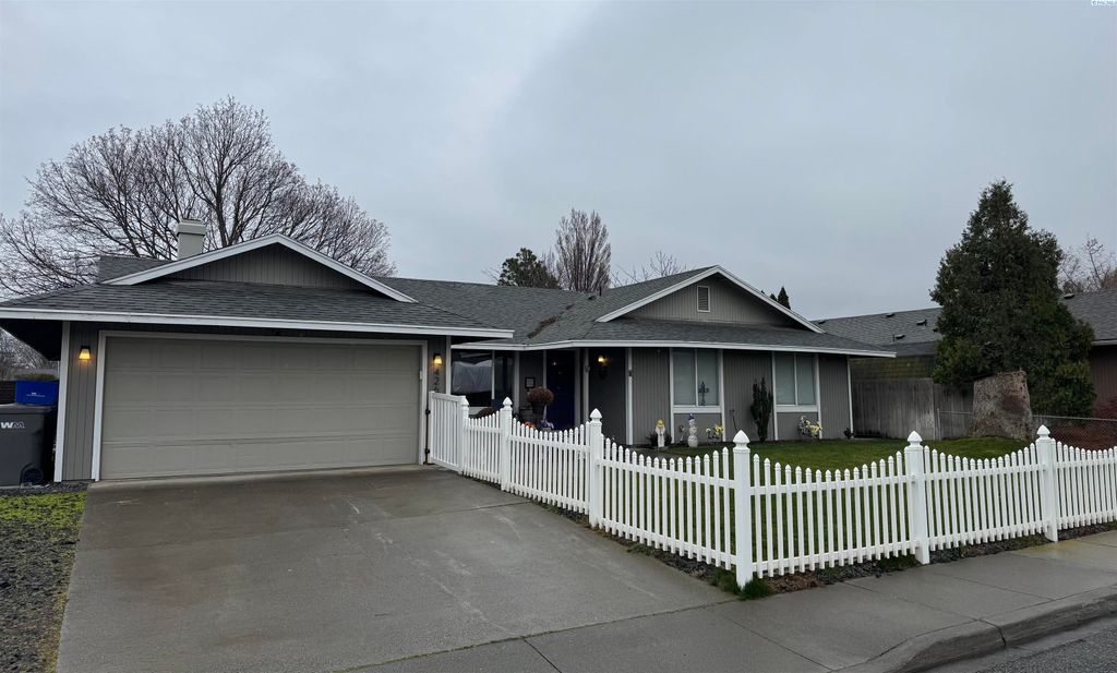 Photo of 426 N Louisiana St, Kennewick, WA 99336 (MLS # 290364)