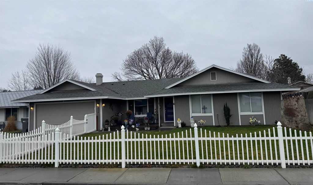 Photo of 426 N Louisiana St, Kennewick, WA 99336 (MLS # 290364)