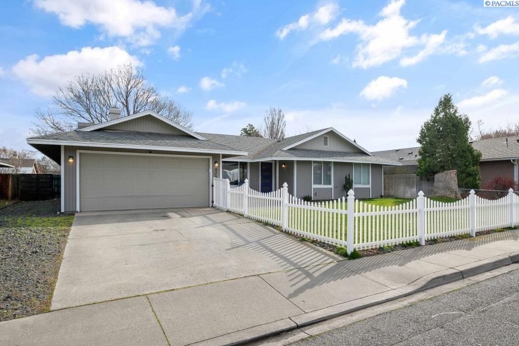 Photo of 426 N Louisiana St, Kennewick, WA 99336 (MLS # 290364)