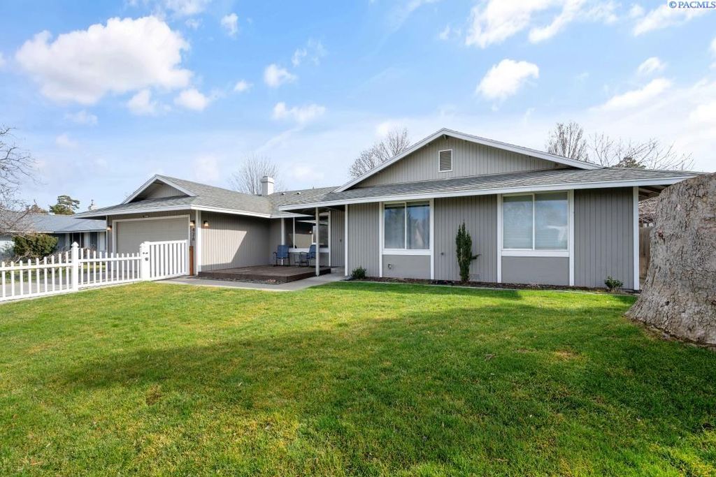 Photo of 426 N Louisiana St, Kennewick, WA 99336 (MLS # 290364)