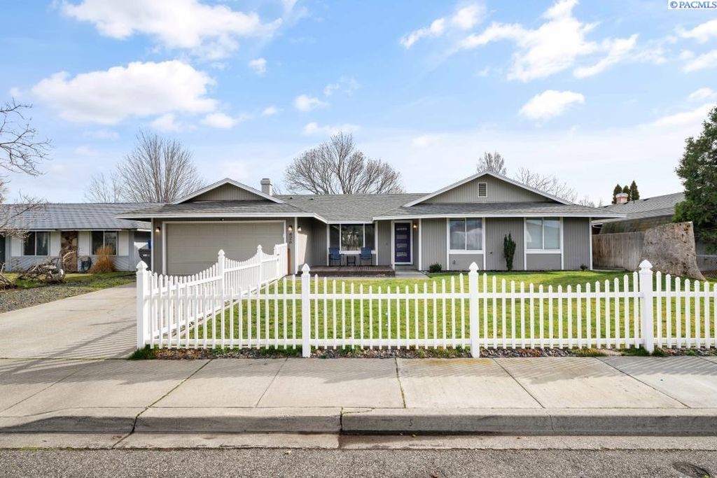 Photo of 426 N Louisiana St, Kennewick, WA 99336 (MLS # 290364)