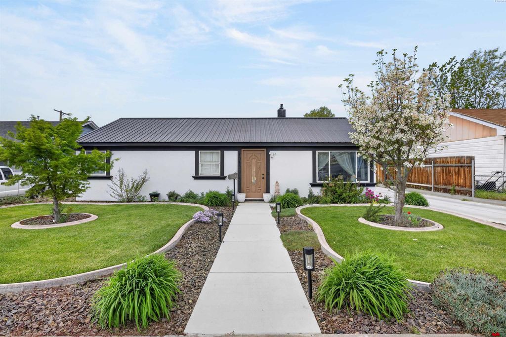 Photo of 1910 N 9th Ave, Pasco, WA 99301 (MLS # 292166)